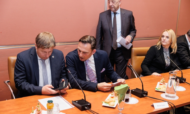 OZS ob napovedi obvezne božičnice grozi z izstopom iz ESS