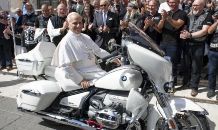 Papež Leon XIV prejel v dar motor BMW za dobrodelni namen