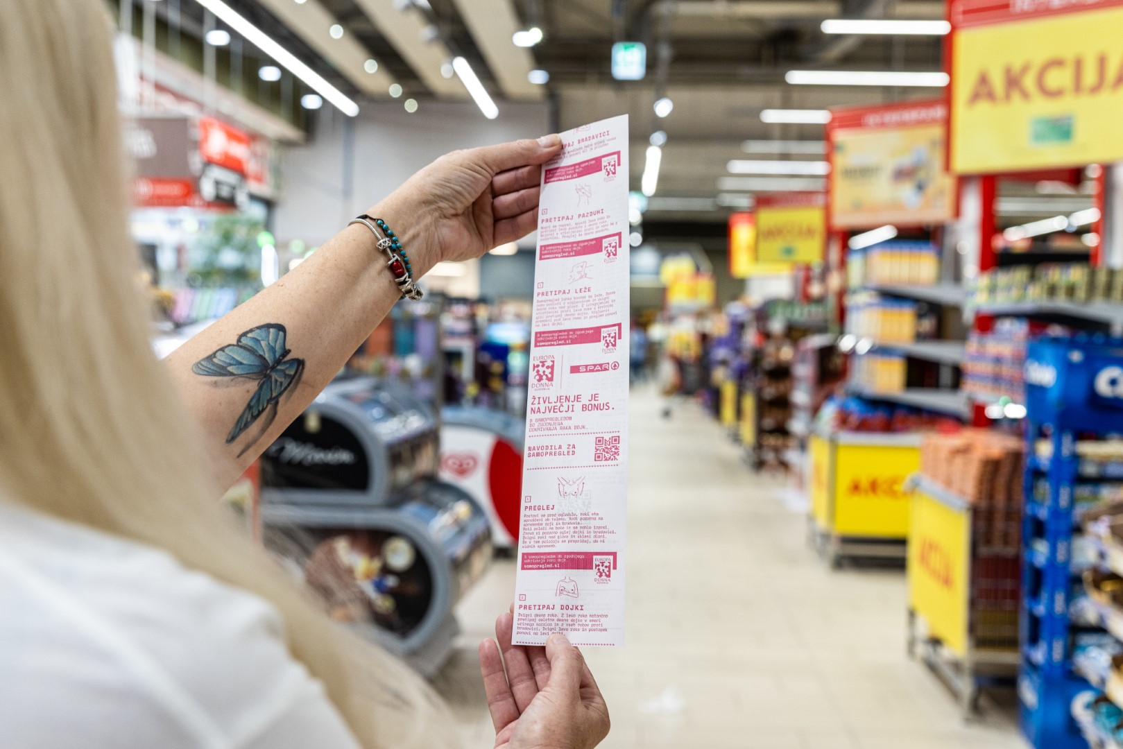 Spar Slovenija ob rožnatem oktobru z rožnatimi računi in sporočilom Življenje je največji bonus