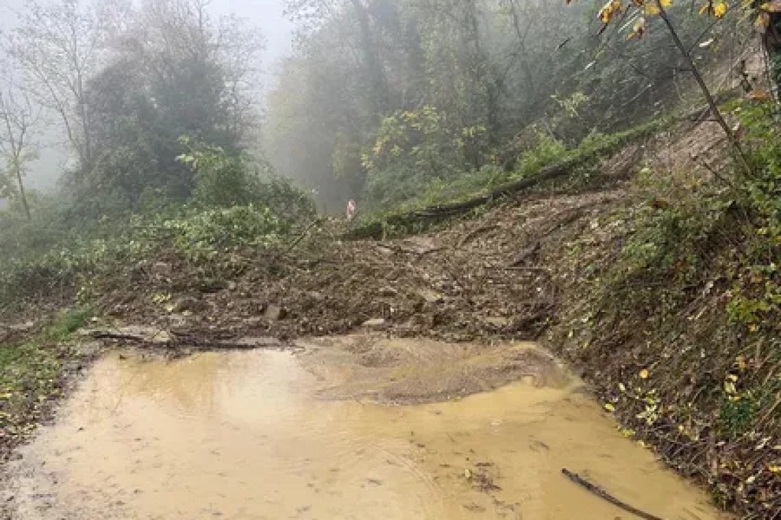 V Brdih zaradi neurja številni plazovi in poškodbe cest