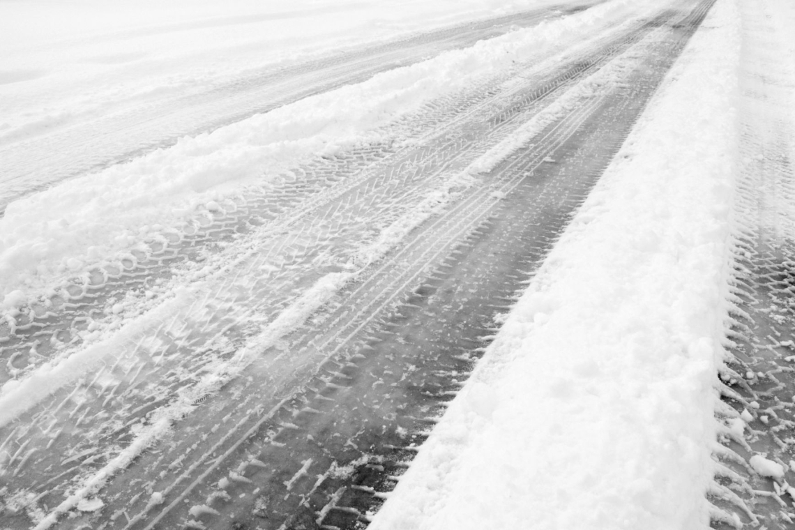 Sneženje in poledica otežujeta promet po državi