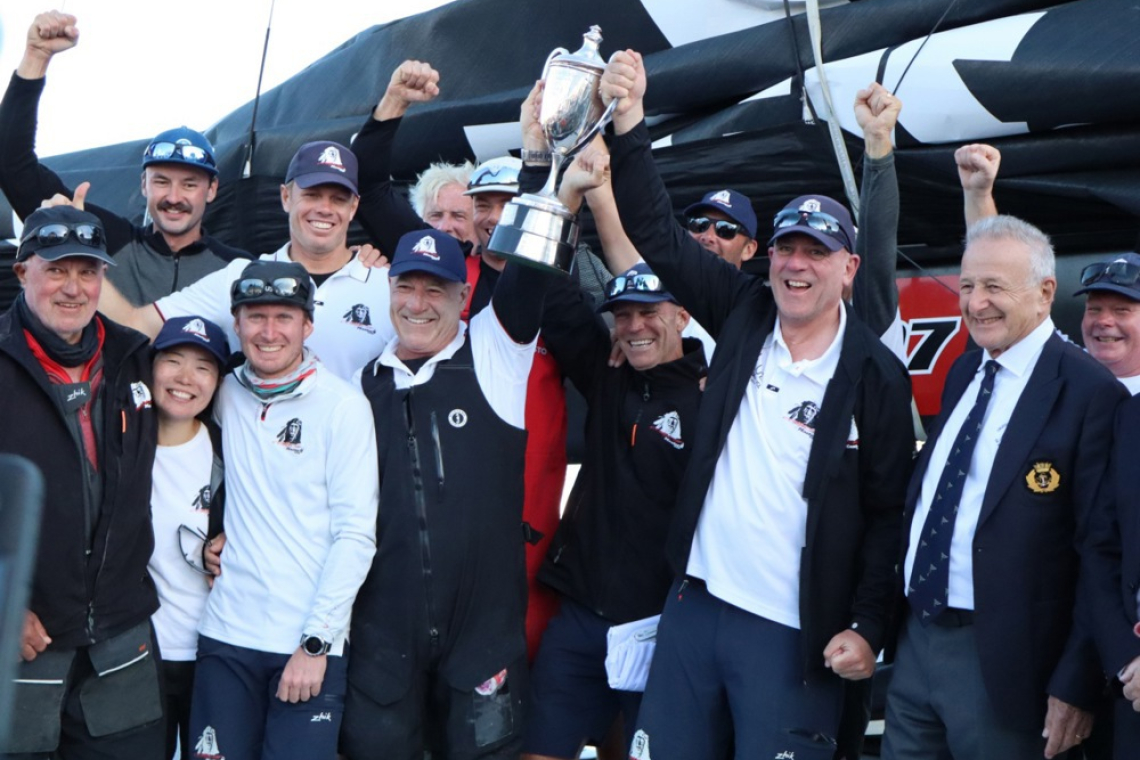 Lock Comanche je petič zmagal na oceanski dirki Sydney-Hobart