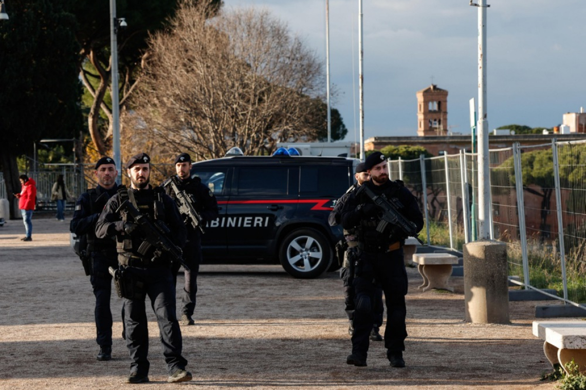 Fernetiči zaprti, v Italiji prometni kaos zaradi poledice