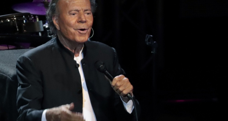 Julio Iglesias pod drobnogledom zaradi obtožb o spolnih napadih