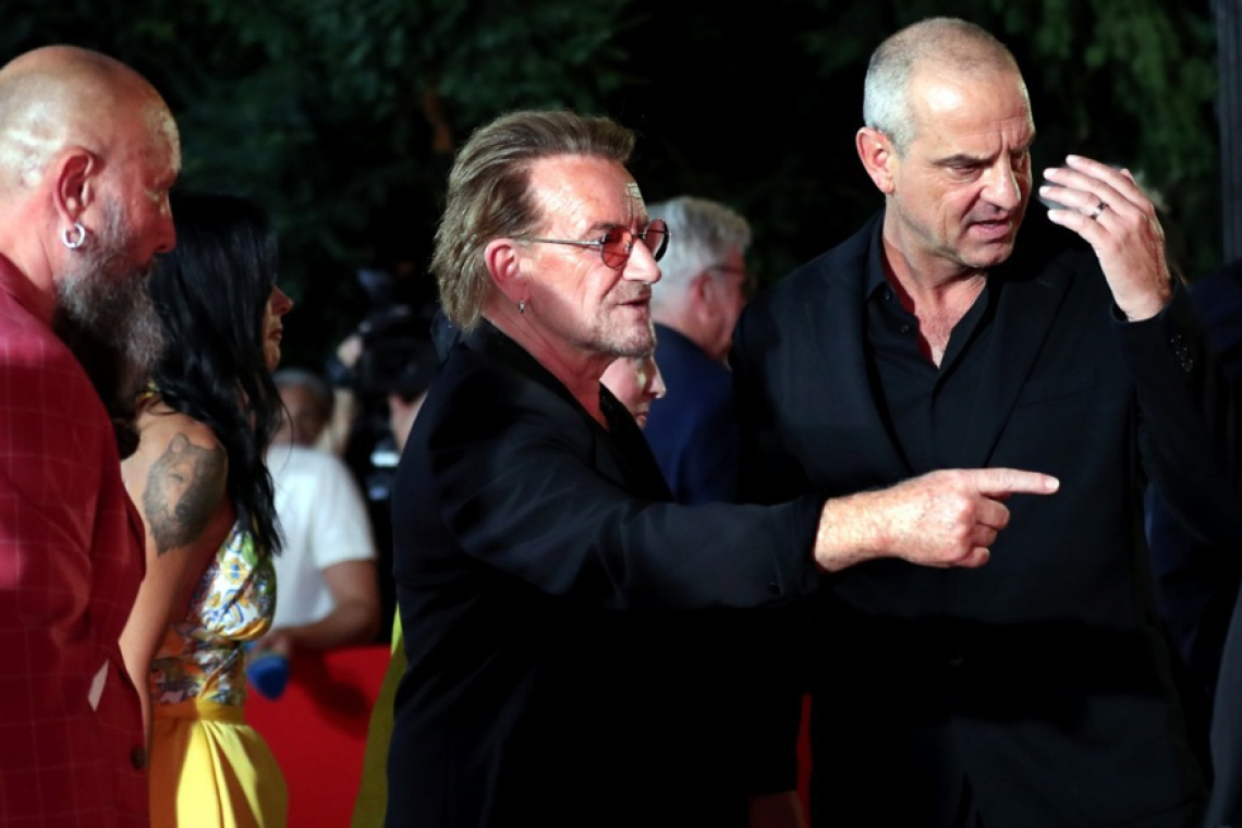 U2 z novo pesmijo proti ukrepom ameriške vlade do priseljencev