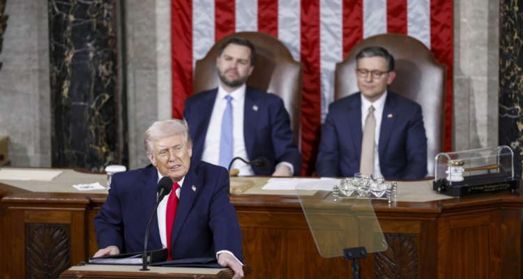 Trump v govoru o položaju v državi branil svoje ukrepe in ostro kritiziral demokrate