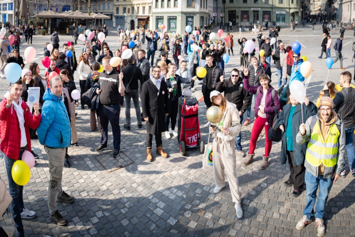 Več kot sto udeležencev z baloni po Ljubljani ob dnevu inkluzije