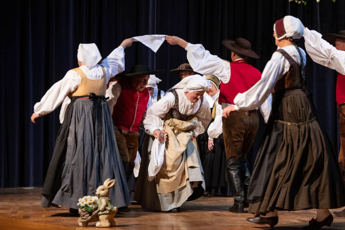 Folklorni večer v Šenčurju združil pesem in ples