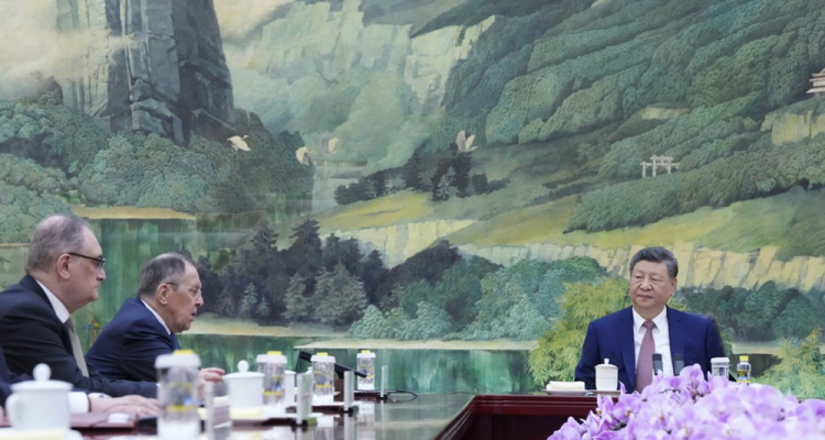 Lavrov v Pekingu napovedal rusko pomoč pri dobavi virov