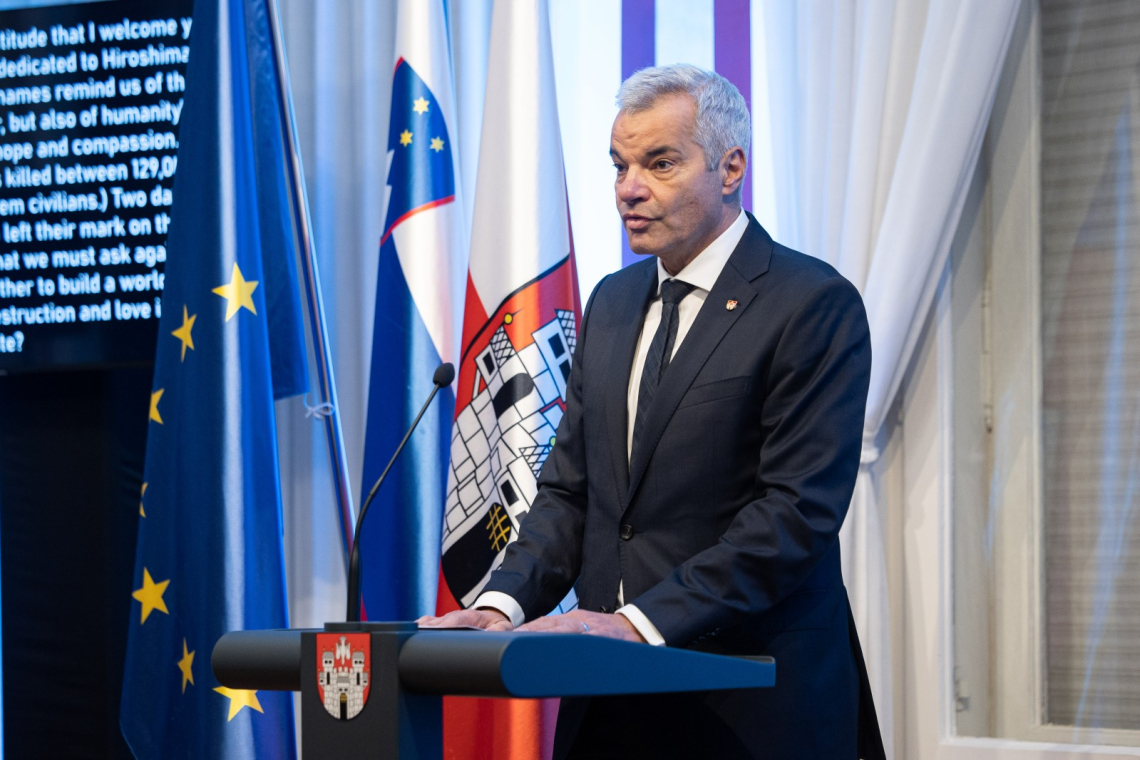 Arsenovič molči ob novih razkritjih, pozivi k odstopu se stopnjujejo