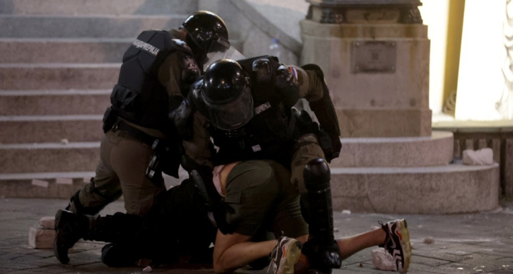 Po mirnem protestu v Beogradu izbruhnili spopadi s policijo