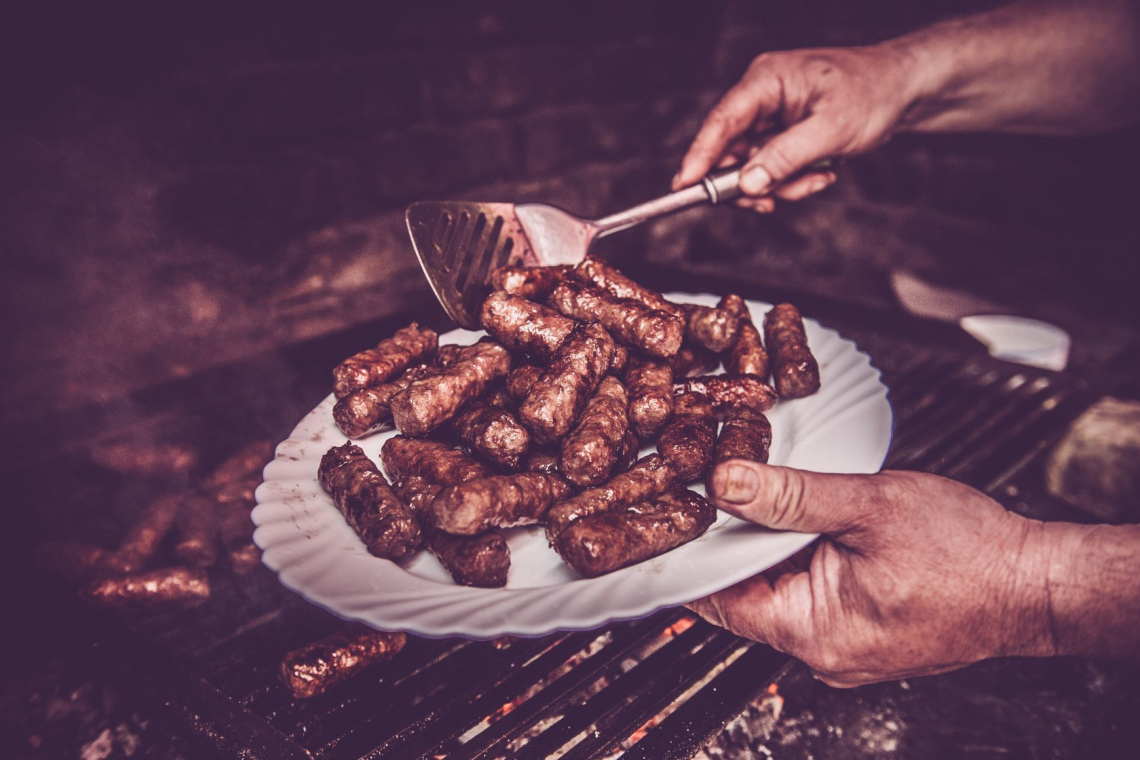 Pikniki se letos začenjajo prej, na vzhodu kraljuje čebula, na Obali lignji